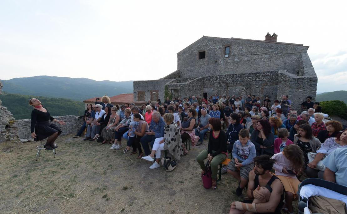 Piace il teatro sopra ad Antuni: lo spettacolo di stasera rinviato a mercoledì