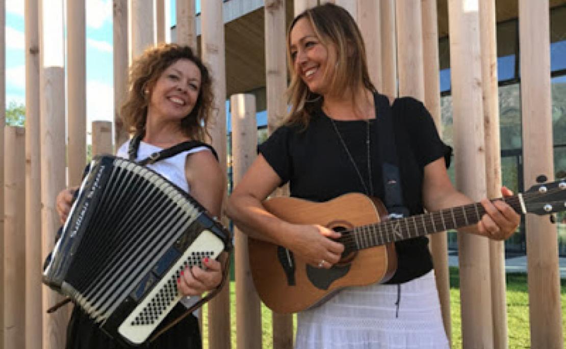 I canti delle donne che resistono a San Giorgio, la serenata di Paolo Fosso sotto ai balconi di Villa Reatina