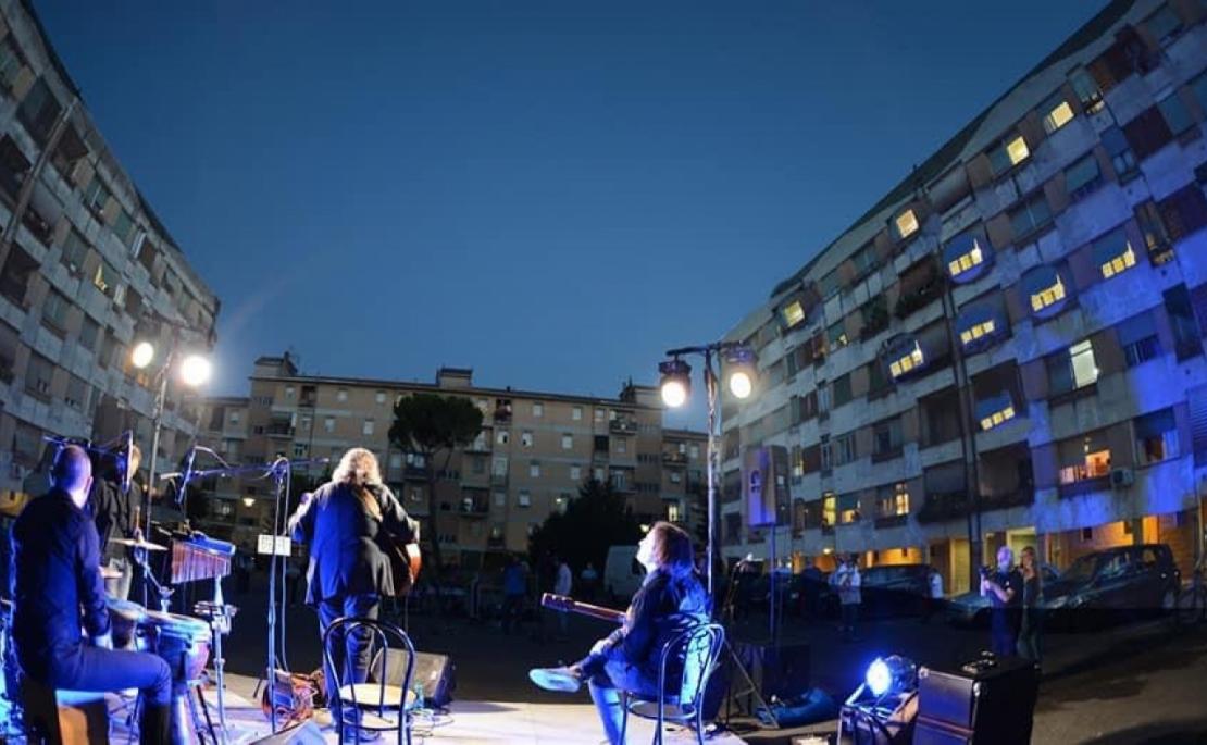 Emoziona la musica in cortile: Raffaello Simeoni suona sotto balconi e finestre di via Boschi