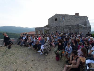 Piace il teatro sopra ad Antuni: lo spettacolo di stasera rinviato a mercoledì