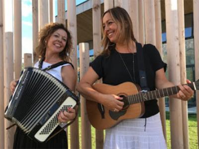 I canti delle donne che resistono a San Giorgio, la serenata di Paolo Fosso sotto ai balconi di Villa Reatina