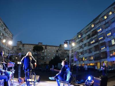 Emoziona la musica in cortile: Raffaello Simeoni suona sotto balconi e finestre di via Boschi