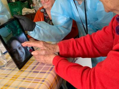 I tablet per gli anziani dei Centri Covid-19