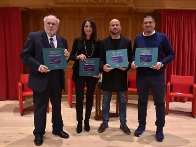 Con il presidente Mauro Trilli e il segretario generale Brunella Lilli i fotografi Emiliano Grillotti e Gianluca Vannicelli