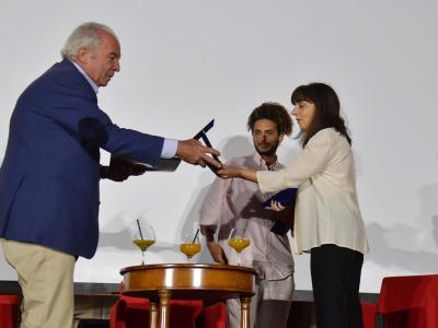 Cristina Rinaldi premia Roberto Sbarigia