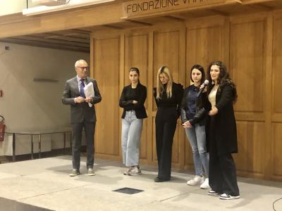 Le quattro studentesse premiate con Roberto Guidobaldi