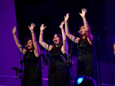 Le vocalist Elena Cherubini, Valentina Gagliardi e Giorgia Corsi